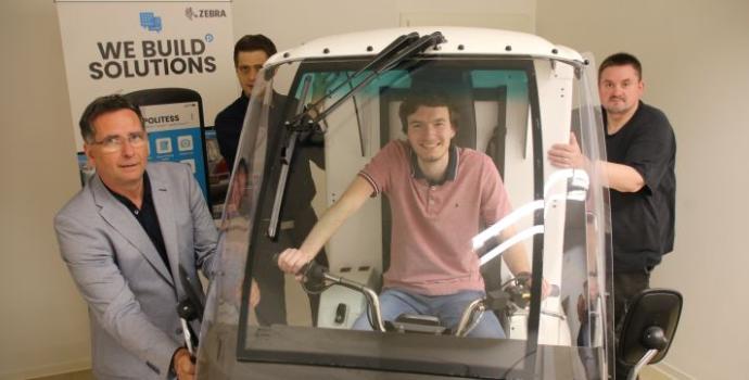 New colleague in our Team Der neue Kollege im Paxter-Roller und seine Vorgesetzten daneben, die ihn symbolisch anschieben
